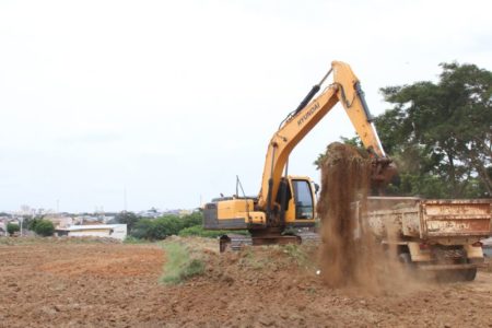 Prefeitura faz limpeza da área onde será implantado o Parque Socioambiental Novo Ângulo