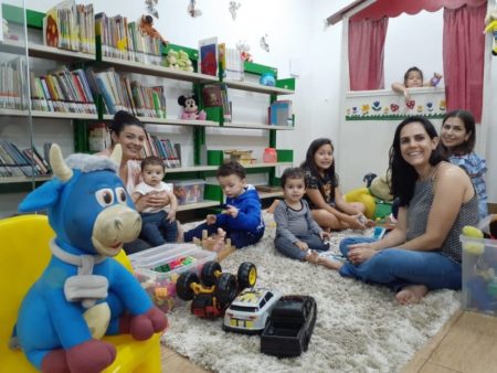 Biblioteca Municipal tem sala com livros e brinquedos para crianças
