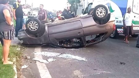Carro capota após ser fechado por outro veículo na avenida dos Inajás