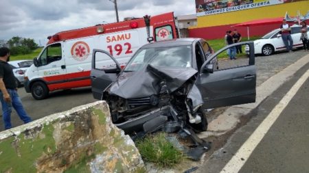 Condutora bate violentamente o carro em mureta de proteção na avenida Santana