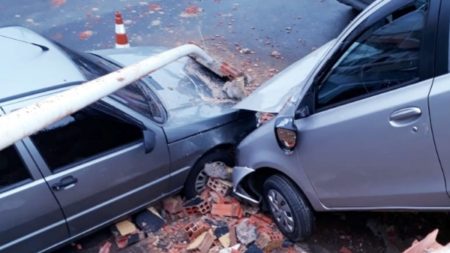 Condutora se distraí e cai com carro automático em cima de outro veículo no centro de Hortolândia