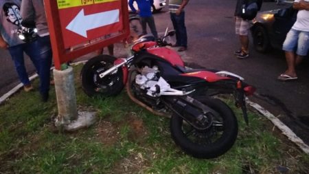 Motociclista fica ferido após acidente com carro no Jd. Nossa Sra. Auxiliadora