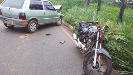 Carro força ultrapassagem, bate em moto e mata motociclista na Estrada do Barreiro  ﻿