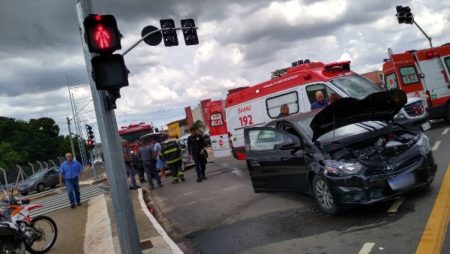 Acidente entre dois carros deixa motorista e passageira feridos em Hortolândia