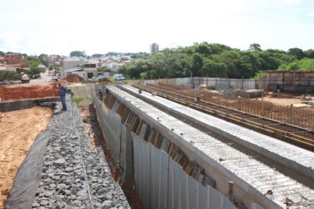 Ponte sobre o Parque Lago da Fé terá pilares da base concretados nos próximos dias