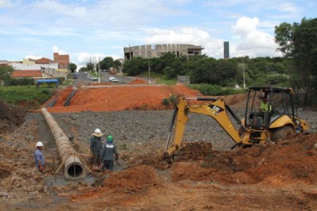 Prefeitura começa erguer estrutura da ponte entre Jd. São Sebastião e Jd. Interlagos