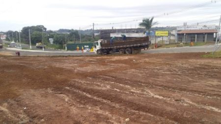 Acesso da Emancipação à avenida Panaíno recebe grama nas laterais