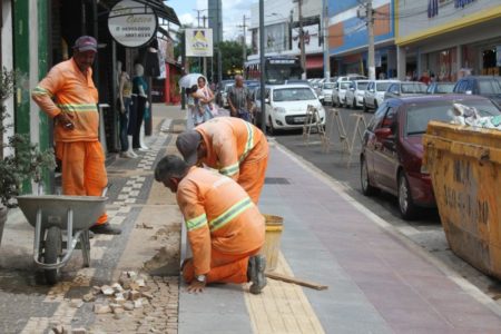 Rua Luiz Camilo de Camargo recebe piso podotátil na última quadra
