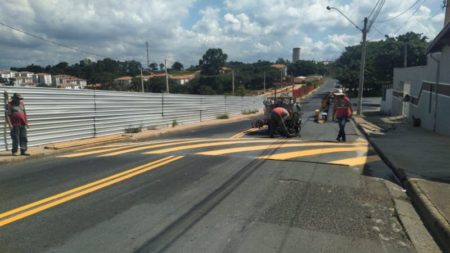 Ruas de quatro bairros recebem reforço na sinalização