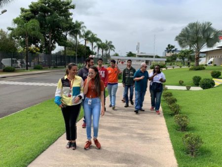 Prefeitura leva jovens atendidos pelo CCS Jd. Rosolen para conhecer a fábrica da Wickbold