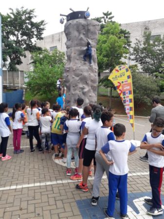 Hortolândia recebe parede de escalada esportiva do Circuito Sesc de Esportes