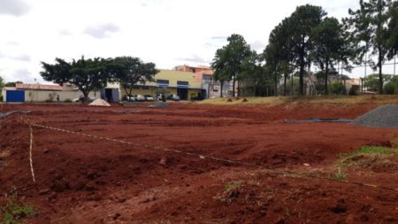 Prefeito visita obra de novo campo society em construção no Remanso Campineiro