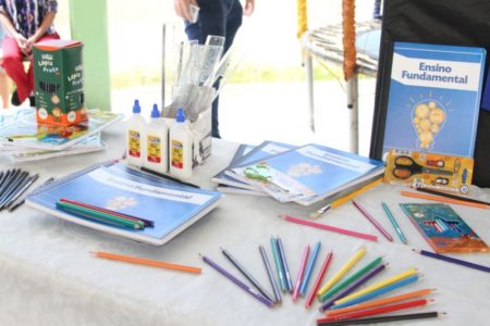 Prefeitura entrega kits de material escolar