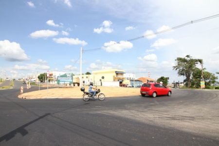 Avenida São Francisco recebe asfalto em mais um trecho duplicado