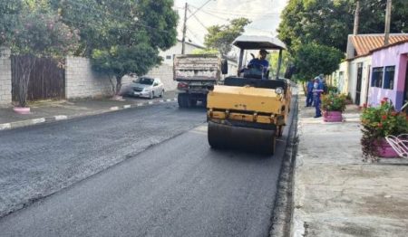 Rua Aluízio Medeiros, no Jd. Amanda, recebe novo asfalto