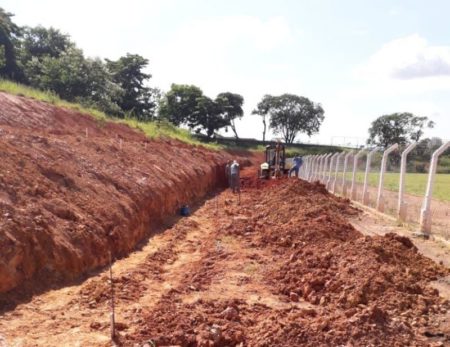Prefeitura continua construção de arquibancada no Campo da Confibra