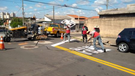 Ruas do Jd. Boa Esperança recebem reforço na sinalização