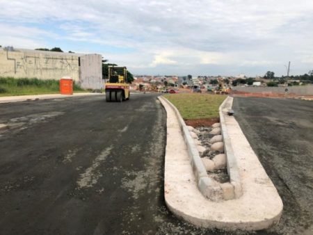 Corredor Metropolitano tem obra de guias e sarjetas em andamento perto do presídio