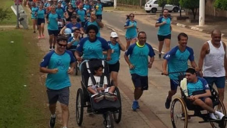 Projeto Pernas Voluntárias reuniu cerca de 50 PCD no Chico em Mendes