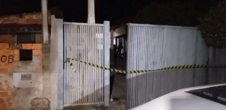 Mulher morre esfaqueada no portão de casa e marido é principal suspeito do crime