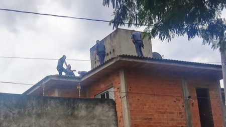 Assaltante se esconde em laje no Jardim Nova Europa na tentativa de fuga