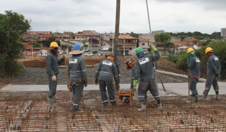 Nova ponte entre Jd. São Sebastião e Jd. Interlagos recebe concreto na cabeceira