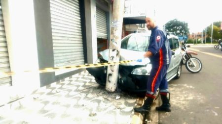 Mulher perde controle do carro e colide contra poste no Jardim Nova América
