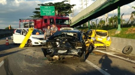 Engavetamento envolvendo 6 veículos deixa congestionamento até o Jd Amanda, na SP-101