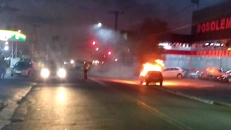 Carro pega fogo em avenida no Jardim Rosolem  ﻿