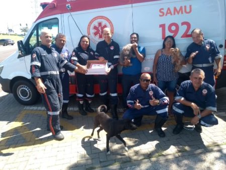 Ex vítima de acidente automobilístico homenageia   socorristas do Samu