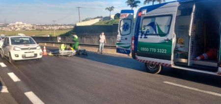 Colisão entre carro e moto deixa duas pessoas feridas na rodovia de SP-101