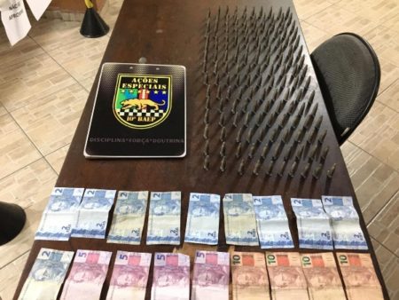 Policiais do 10° Baep detém mulher por tráfico de drogas,  em Sumaré