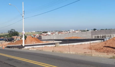 Obra do Corredor Metropolitano implanta asfalto na rua presídio