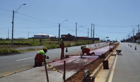 Ciclovia no canteiro central da Av. São Francisco é concretada