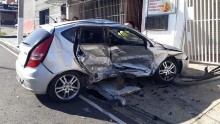 Carros ficam destruídos após colisão no Jardim Nova America