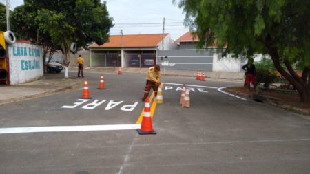 Jardim Interlagos recebe reforço na sinalização de solo