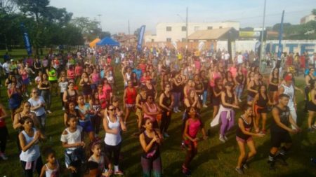 Para ajudar quem está em isolamento social, professora de Escolinha Esportiva da Prefeitura oferece aula online de zumba