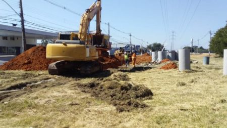 Obra de drenagem no Jd. Terras de Santo Antônio prepara principal rua do bairro para duplicação
