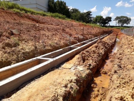 Prefeitura inicia nova etapa na construção de arquibancada do Campo da Confibra