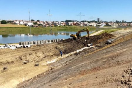 Obra de nova rua entre Jd. Santa Clara e Jd. Nova Alvorada inclui drenagem ao lado do Pq. Lago da Fé