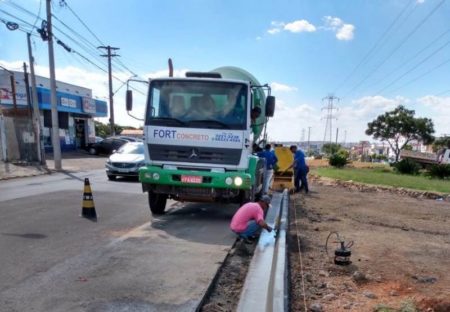 Trecho da av. da Emancipação perto do Good Bom recebe novas guias e sarjetas