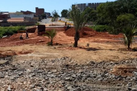 Prefeitura coloca base de asfalto na rua que dá acesso à nova ponte entre Jd. São Sebastião e Jd. Interlagos