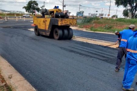 Prefeitura implanta asfalto na nova avenida atrás da Havan