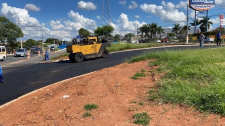 Avenida da Emancipação recebe asfalto em novo retorno, perto do Good Bom