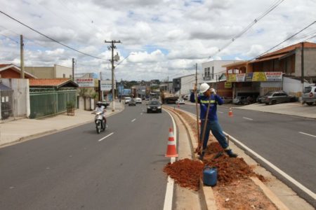 Escavação na av. São Francisco de Assis antecede implantação de novos postes com luminárias LED