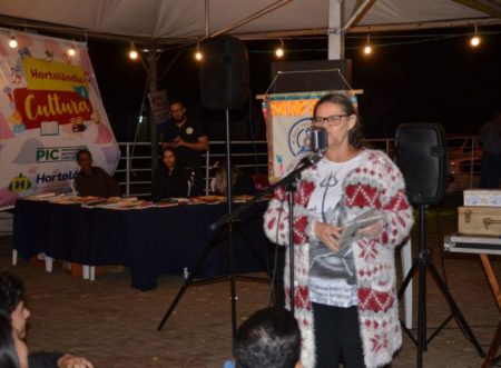Clima acolhedor do Sarau “Aqui Trem Poesia” encanta a poetisa Maria Vilani e o público