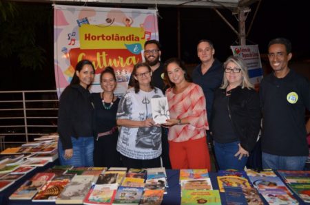 Clima acolhedor do Sarau “Aqui Trem Poesia” encanta a poetisa Maria Vilani e o público