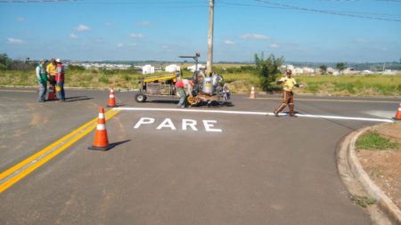 Prefeitura conclui reforço e implantação da sinalização viária em ruas do Jd. Terras de Santa Maria