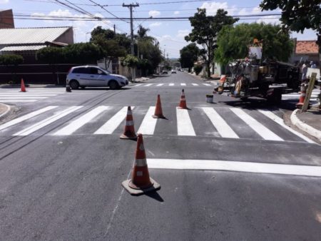 Prefeitura implanta sinalização na rua Aluízio Medeiros, no Jd. Amanda
