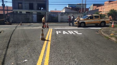Prefeitura realiza reforço de sinalização viária no Pq. dos Pinheiros